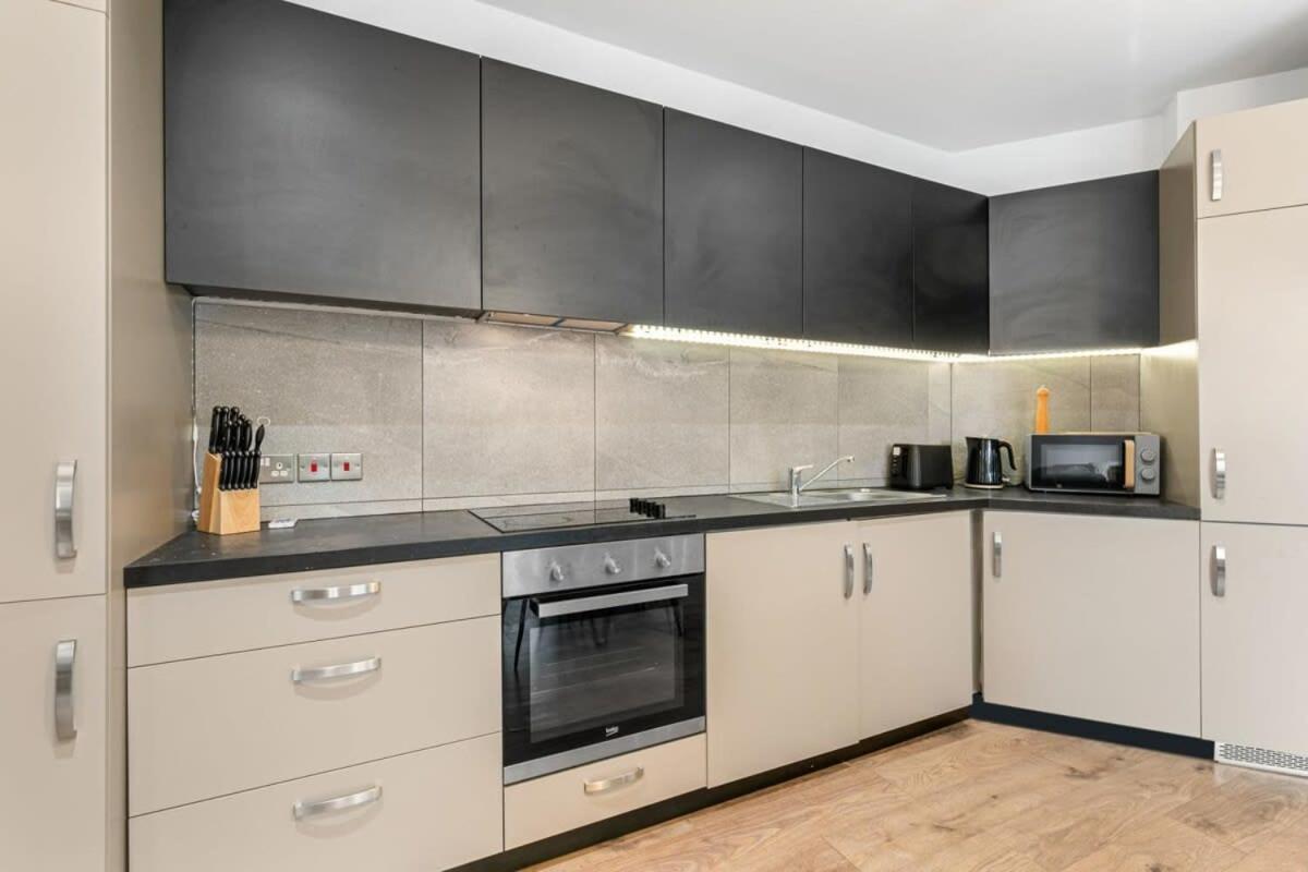 Spacious 1 Bedroom Apartment In Central Woking Exterior foto